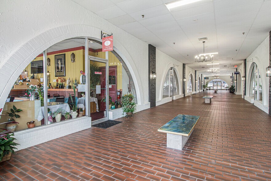 More Photos Of 1800 W 14 Mile Rd, Royal Oak Freestanding For Lease