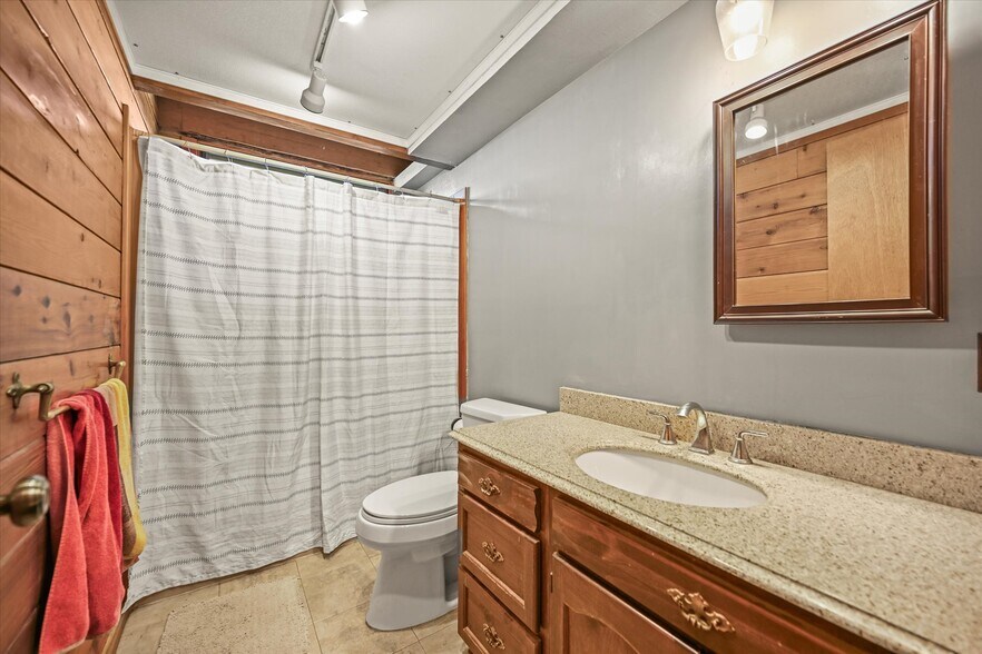 More Photos Of 1335 S Kio St, Watkins Veterinarian Kennel For Sale