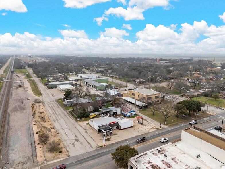 More Photos Of 201 W Oak St, West Service Station For Sale