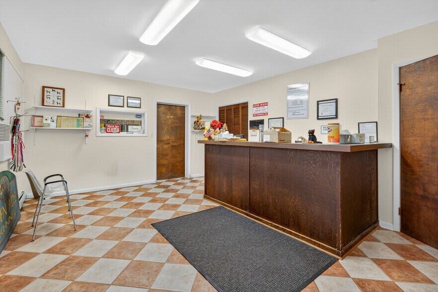 More Photos Of 202 Woodland Dr, Lincroft Veterinarian Kennel For Sale
