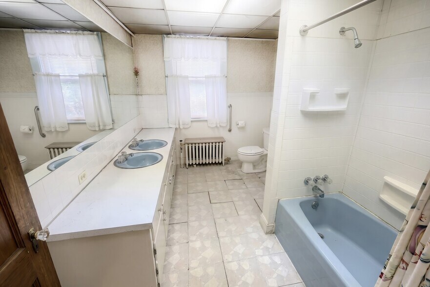 More Photos Of 41 W Main St, Fawn Grove Flex For Sale