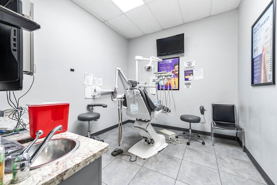 More Photos Of 8530 S Braeswood Blvd, Houston Freestanding For Lease