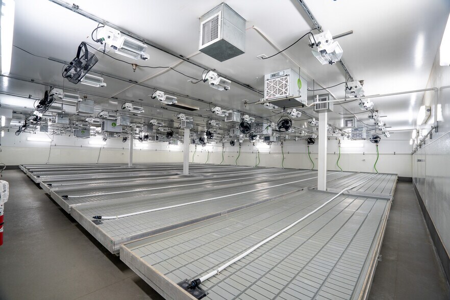 More Photos Of 19533 McLane St, Palm Springs Distribution For Sale