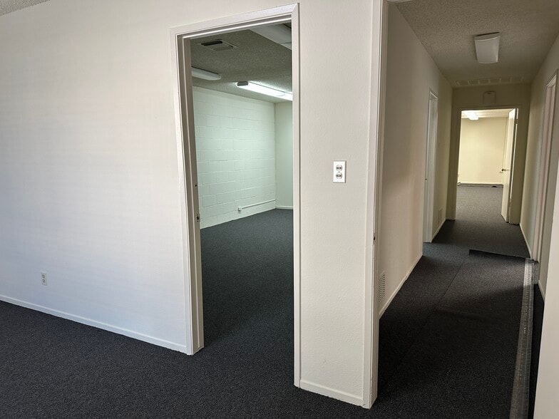 More Photos Of 15204 Stagg St, Van Nuys Distribution For Lease