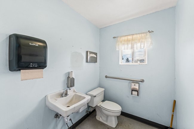 More Photos Of 1596 NW Washington Blvd, Grants Pass Industrial For Sale