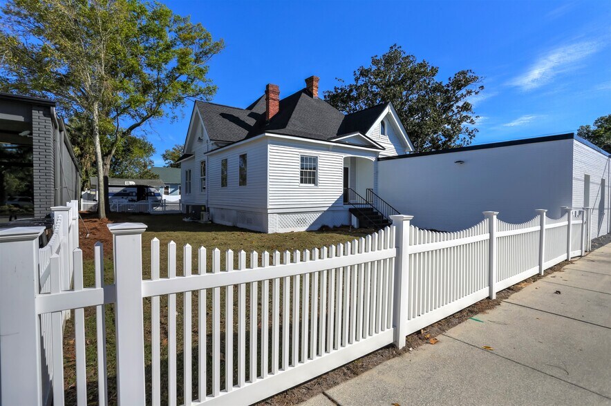 More Photos Of 700 W Garden St, Pensacola Freestanding For Lease