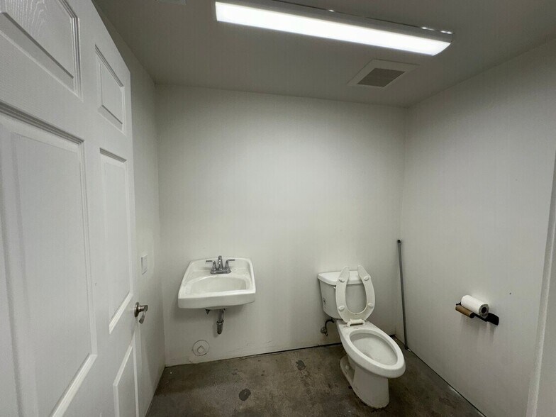 More Photos Of 3850 Broadway Pl, Los Angeles Warehouse For Lease