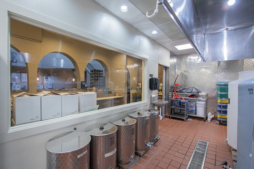 More Photos Of 104 Macomb Pl, Mount Clemens Restaurant For Sale