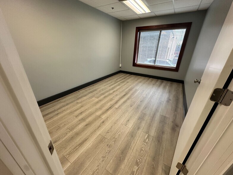 More Photos Of 1901 Raymond Dr, Northbrook Medical For Lease