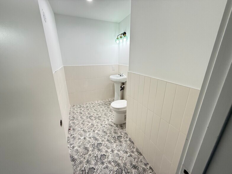 More Photos Of 2501 S Shepherd Dr, Houston Unknown For Lease