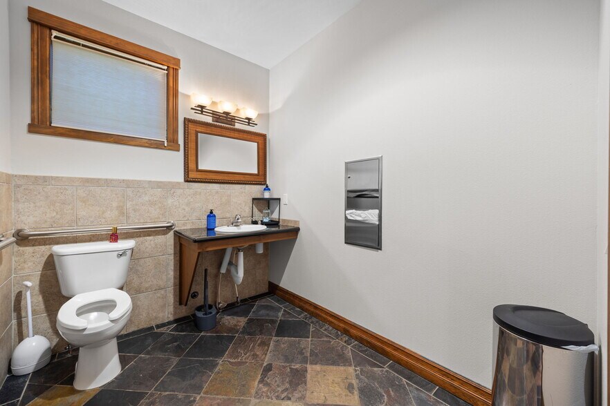 More Photos Of 750 Buckaroo Trl, Sisters Office For Sale