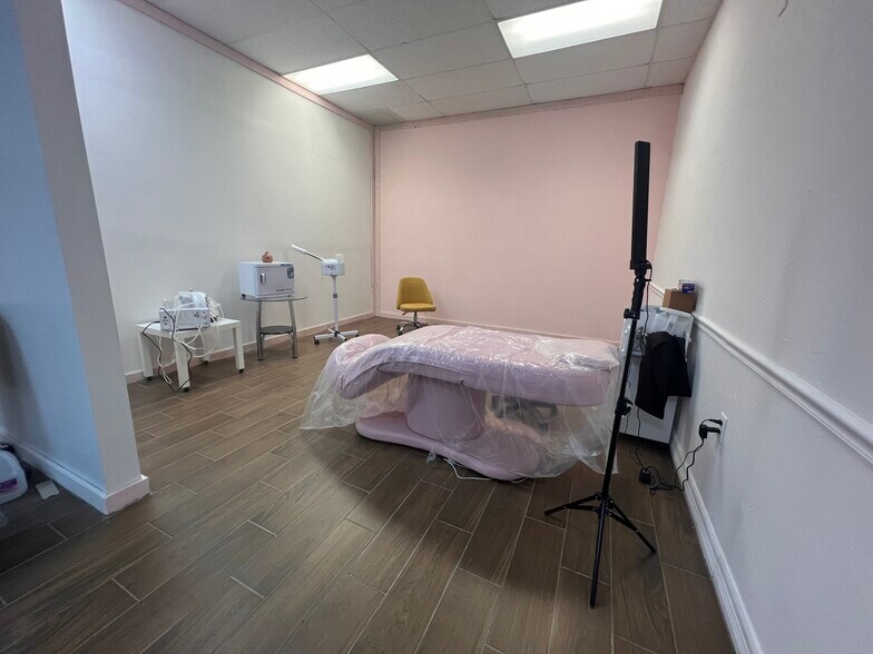 More Photos Of 15327 Gulf Fwy, Houston Unknown For Lease