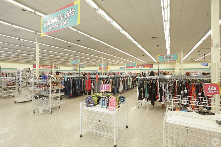 More Photos Of 13030-13190 Veterans Memorial Dr, Houston Unknown For Lease