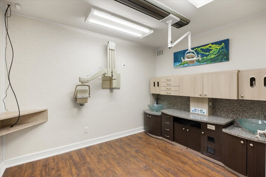 More Photos Of 310 W Bluff St, Granbury Office For Sale