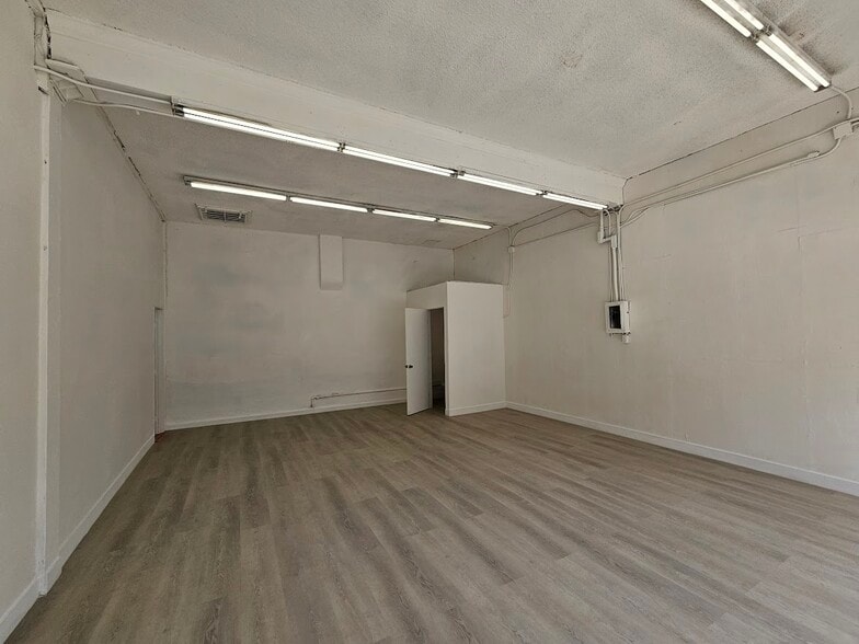 More Photos Of 1101 S Los Angeles St, Los Angeles Storefront For Lease