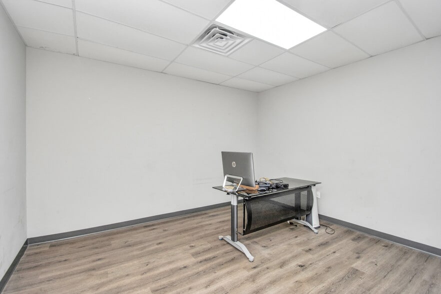 More Photos Of 9001 Jensen Dr, Houston Warehouse For Lease