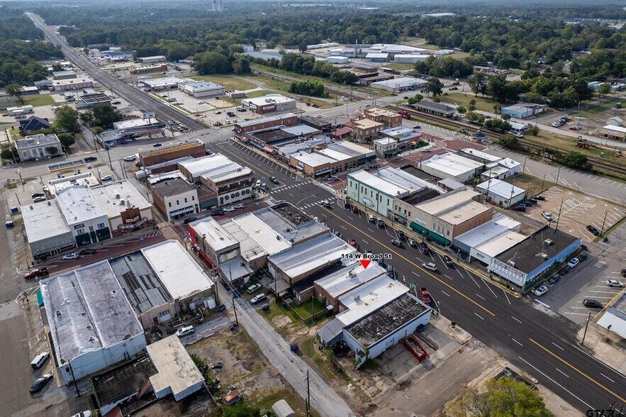 More Photos Of 114 W Broad St, Mineola Storefront For Sale