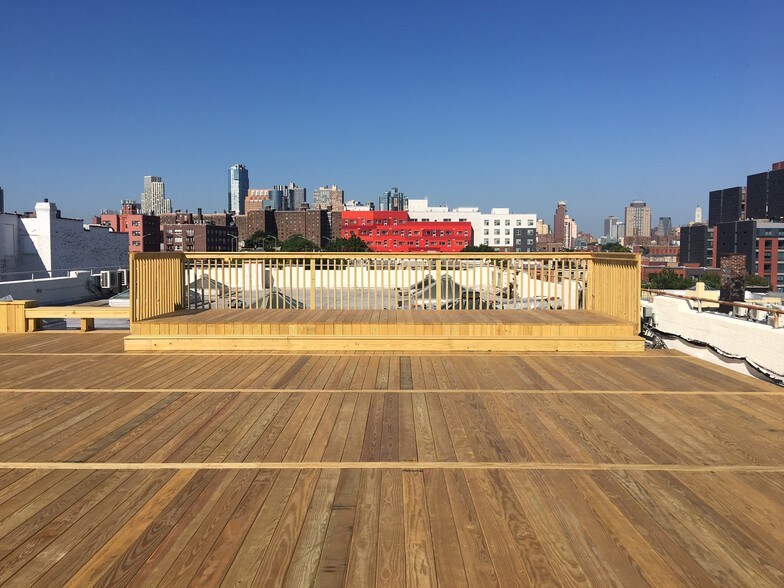 More Photos Of 36 Waverly Ave, Brooklyn Showroom For Lease