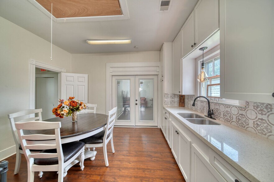 More Photos Of 2813 45th St, Dickinson Storefront Retail Residential For Sale