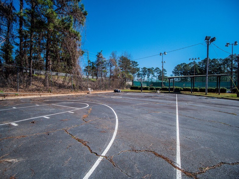More Photos Of 754 Beaver Ruin Rd NW, Lilburn Freestanding For Lease