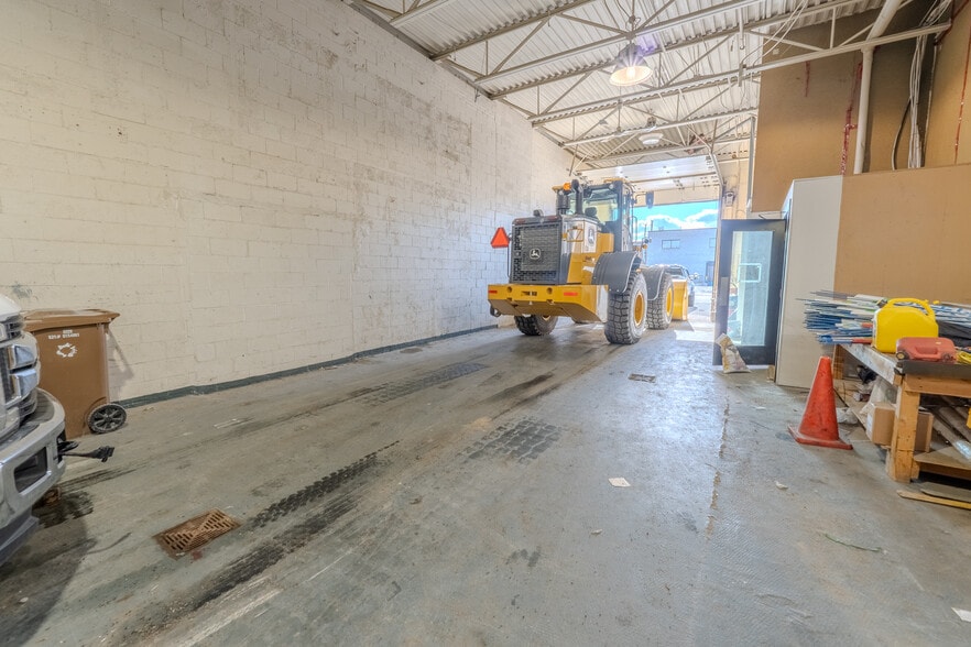 More Photos Of 8295-8305 Creusot Rue, Montréal Warehouse For Sale