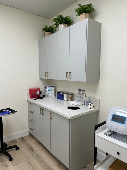 More Photos Of 7472-7474 Melrose Ave, Los Angeles Storefront For Lease