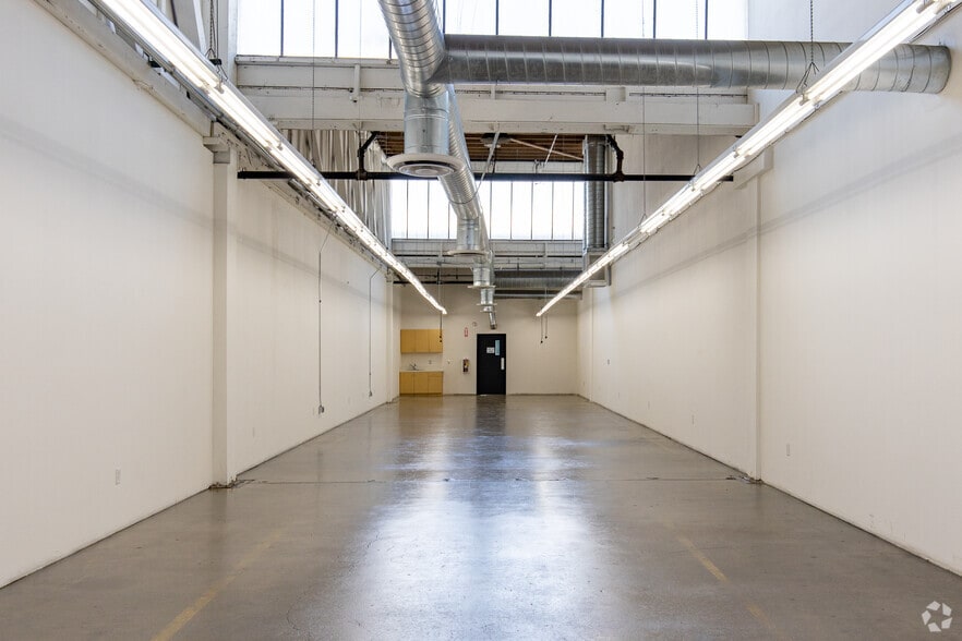 More Photos Of 3040 E 12th St, Los Angeles Warehouse For Lease
