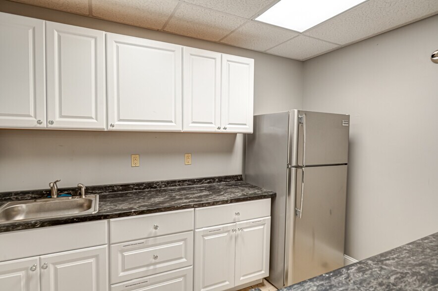 More Photos Of 328A Main St, Huntington Storefront Retail Office For Lease