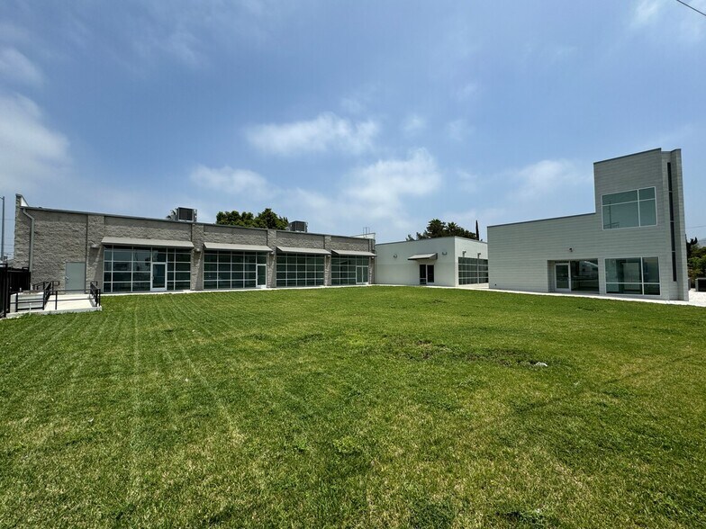 Primary Photo Of 9000 Sunland Blvd, Sun Valley Medical For Lease