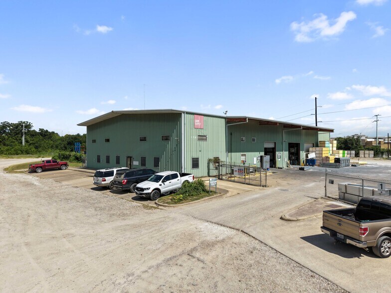 More Photos Of 1707 Graham Rd, College Station Warehouse For Lease