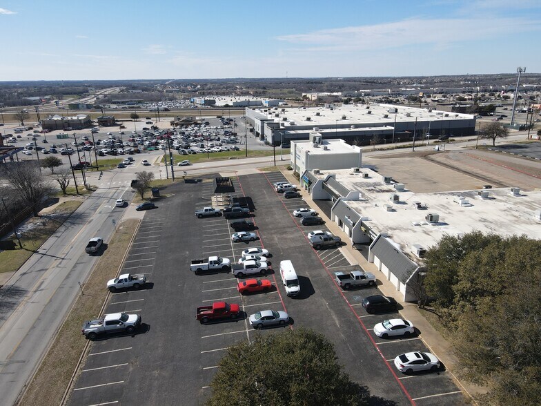 More Photos Of 809 Gallagher Dr, Sherman General Retail For Sale