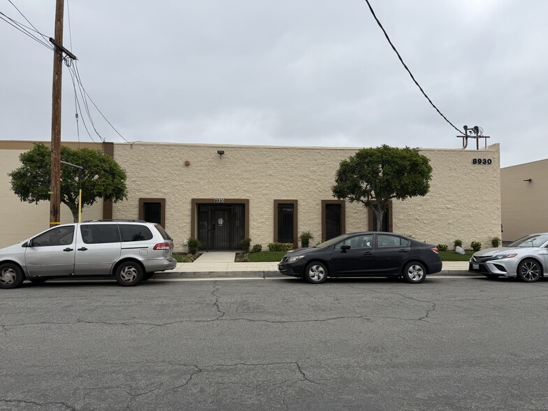 More Photos Of 8930 Quartz Ave, Northridge Warehouse For Lease
