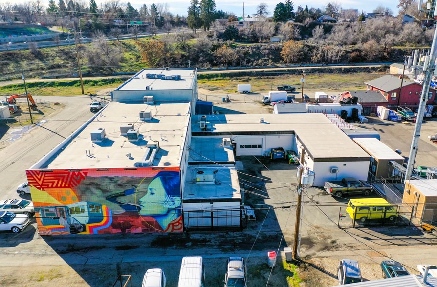 More Photos Of 104-108 W 31st St, Garden City Light Manufacturing For Sale