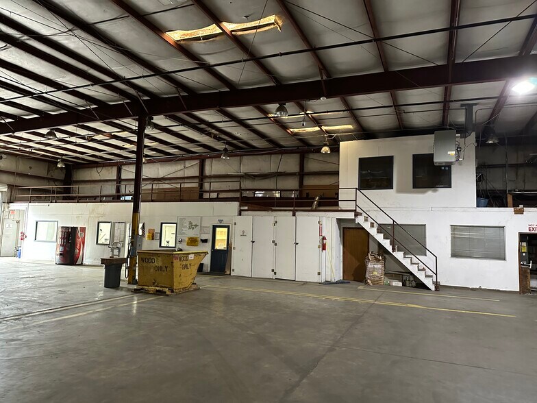 More Photos Of 100 Jeanette Barrett Industrial Blvd, Wetumpka Distribution For Lease