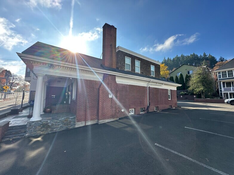 More Photos Of 3323 SW Naito Pky, Portland Office For Sale