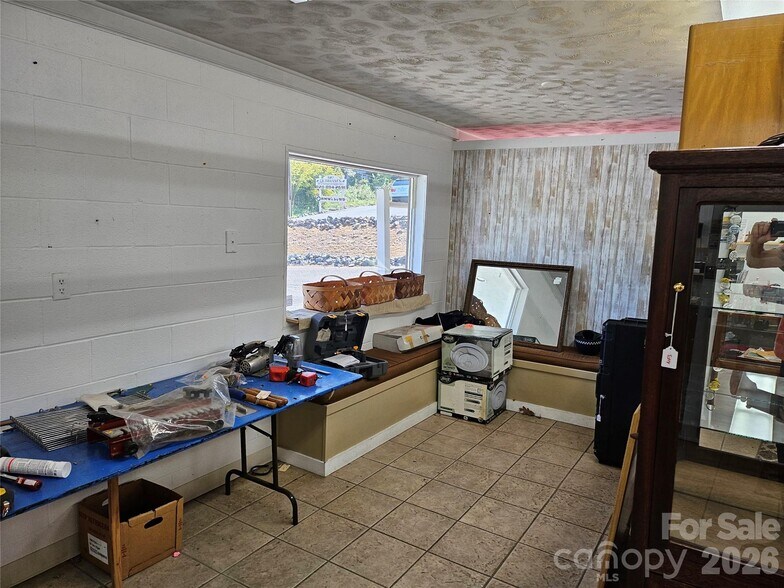 More Photos Of 567 E Mills St, Columbus Auto Dealership For Sale