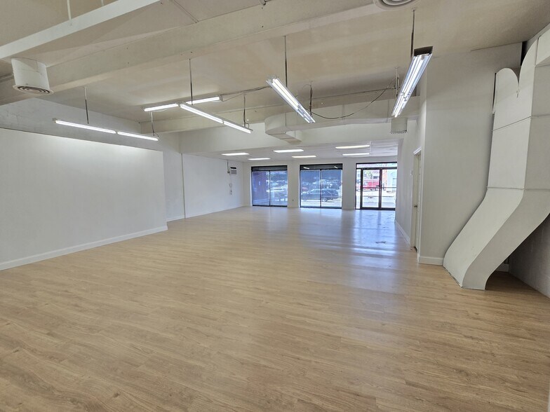 More Photos Of 54 Lawrence St, Hartford Freestanding For Sale