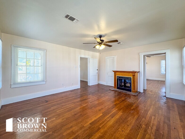 More Photos Of 821 N Locust St, Denton Office For Lease