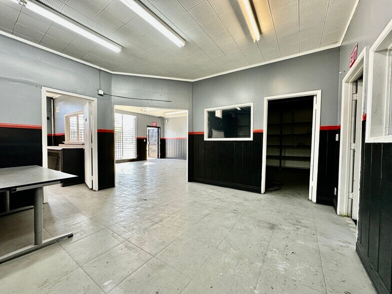 More Photos Of 229 S Oxnard Blvd, Oxnard Storefront Retail Office For Sale