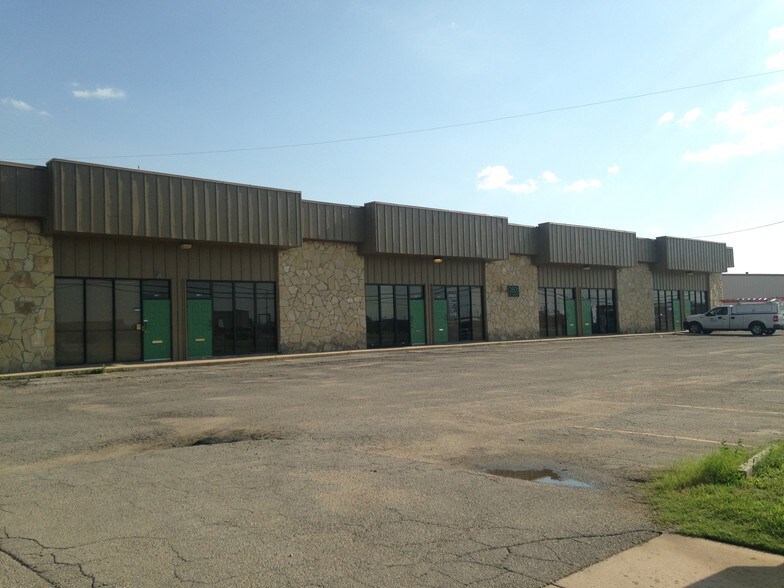 More Photos Of 3601 W Harry St, Wichita Flex For Sale