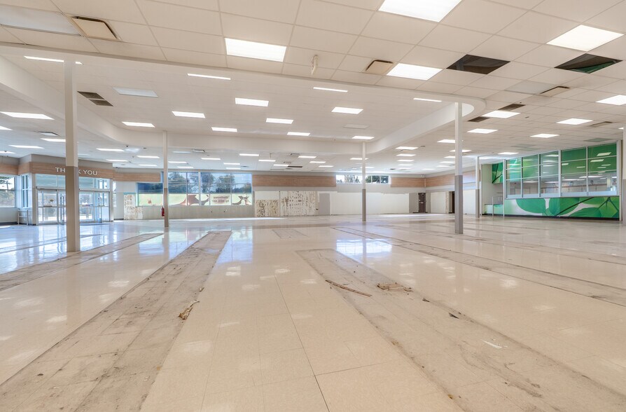 More Photos Of 705 W High Ave, New Philadelphia Drugstore For Lease