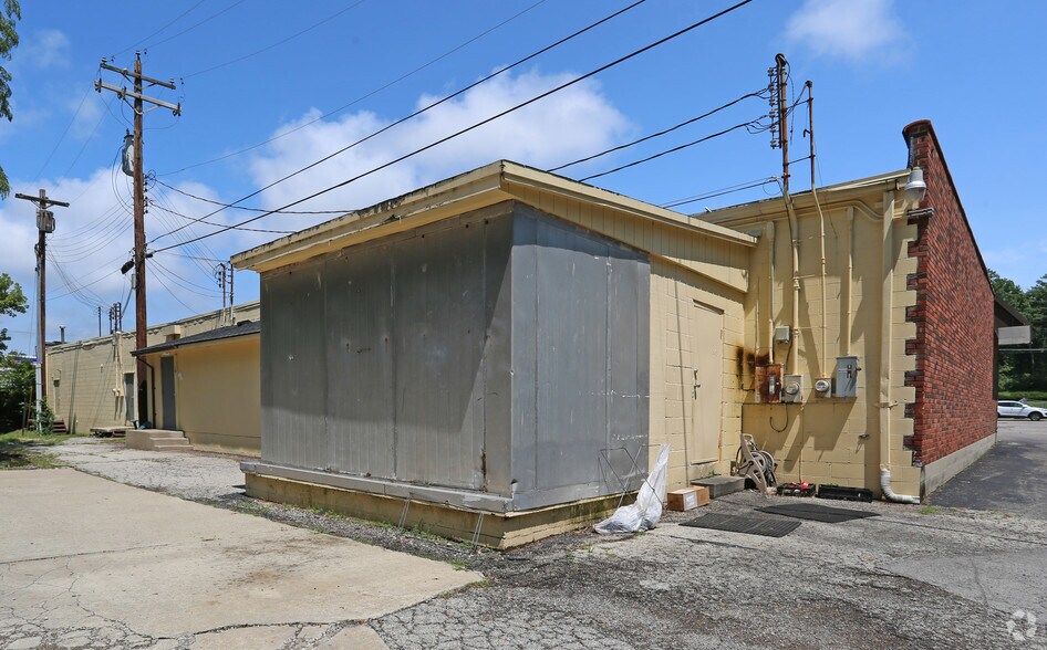 More Photos Of 1965-1971 8 Mile Rd, Cincinnati General Retail For Lease