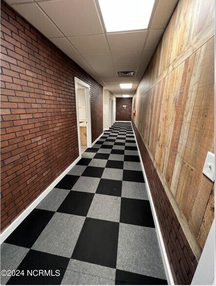 More Photos Of 709 1/2 Southwest Blvd, Clinton Warehouse For Lease