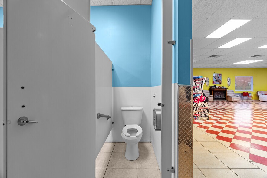 More Photos Of 3904 Delmar Blvd, Saint Louis Specialty For Sale