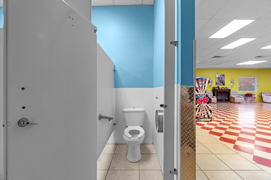 More Photos Of 3904 Delmar Blvd, Saint Louis General Retail For Sale