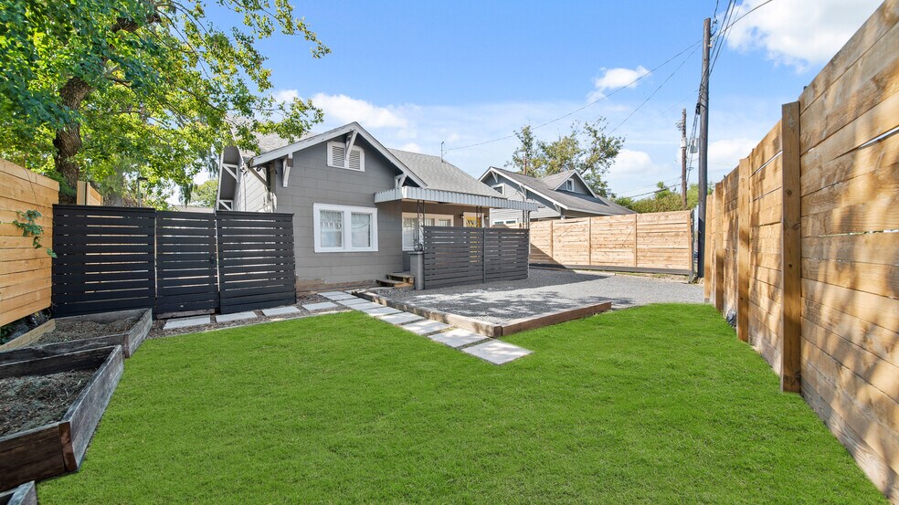 More Photos Of 6005 N Main St, Houston Office Residential For Sale