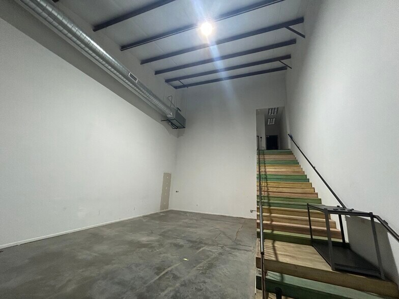 More Photos Of 25606 Old Kc Rd, Paola Showroom For Lease