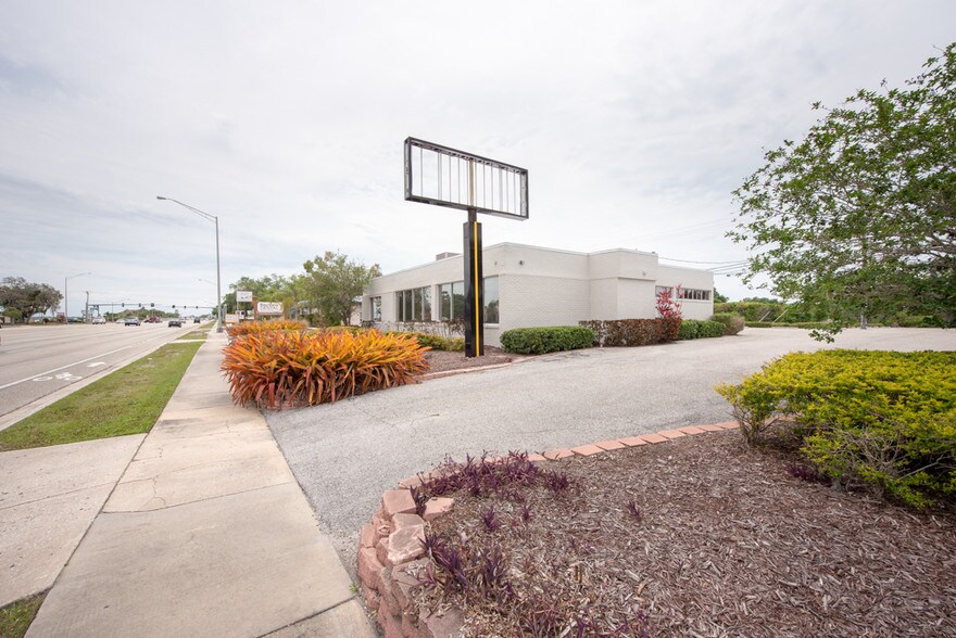 More Photos Of 7430 Tamiami Trl, Sarasota Loft Creative Space For Lease