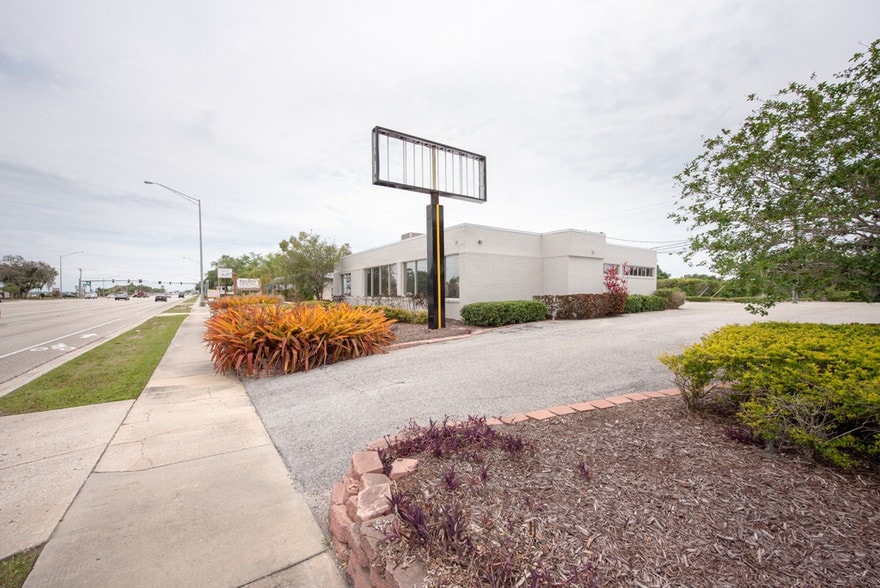 More Photos Of 7430 Tamiami Trl, Sarasota Loft Creative Space For Lease