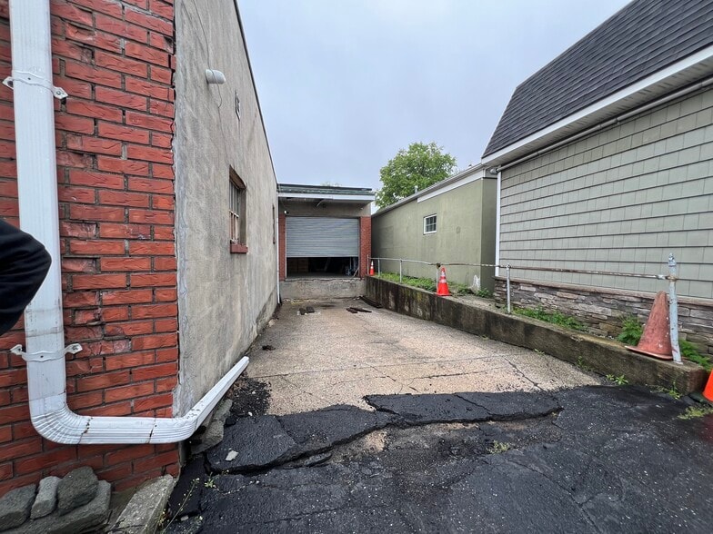 More Photos Of 120 New Hyde Park Rd, Franklin Square Showroom For Lease